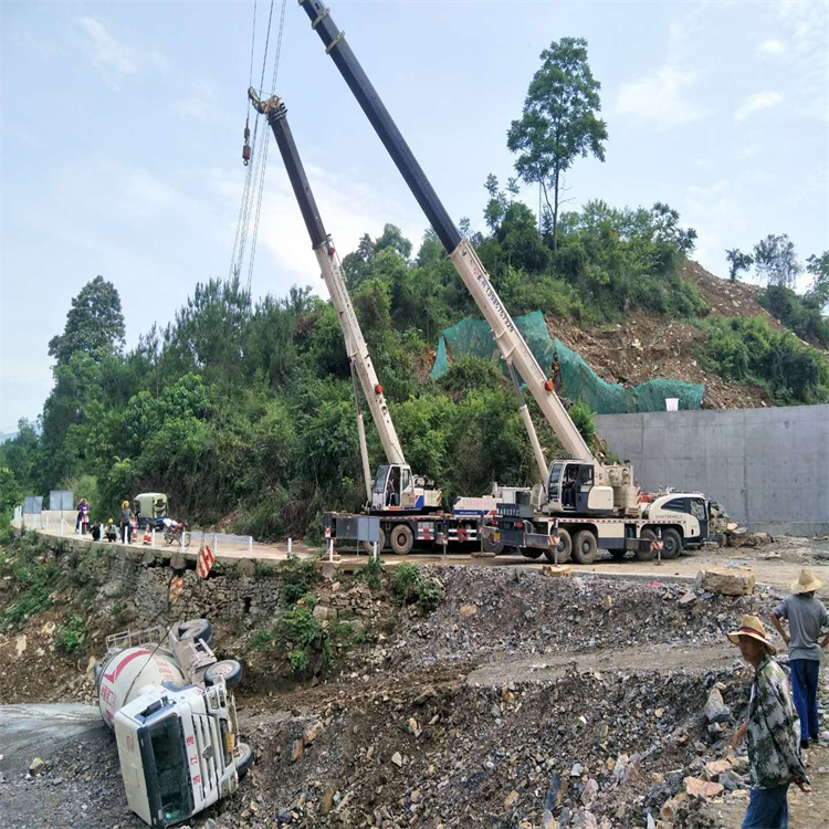 石棉汽车掉沟里叫吊车救援要多少钱